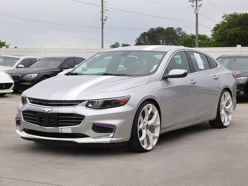 Used 2017 Chevrolet Malibu LT FWD image 3