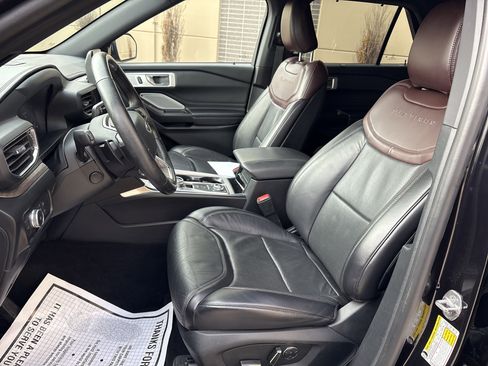 Used 2020 Ford Explorer Platinum w/ Premium Technology Package image 16