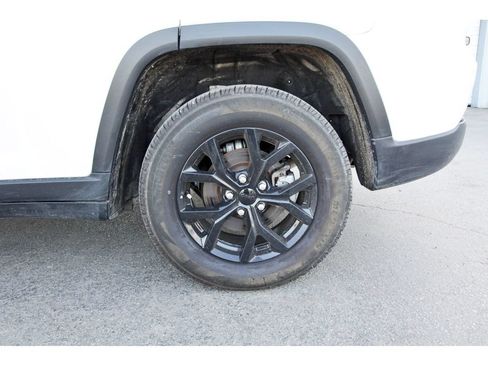 Used 2024 Jeep Grand Cherokee Altitude AWD/4WD image 32