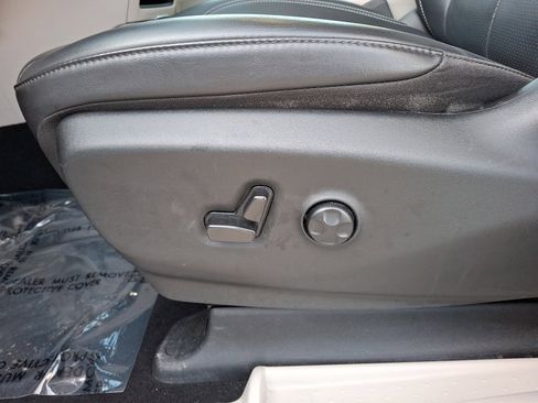 Used 2023 Chrysler Pacifica Touring-L FWD image 16