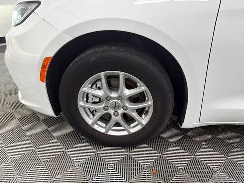Used 2023 Chrysler Pacifica Touring-L FWD image 13