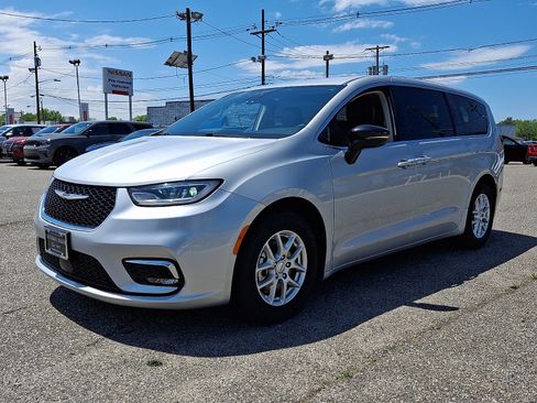 Used 2024 Chrysler Pacifica Touring-L FWD image 3