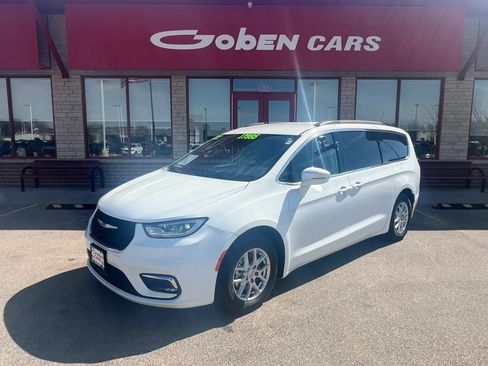 Used 2022 Chrysler Pacifica Touring-L FWD image 1