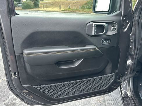 Used 2025 Jeep Wrangler Sahara image 14