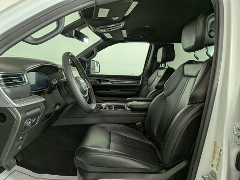 Certified 2023 Jeep Wagoneer L Series II AWD/4WD image 18