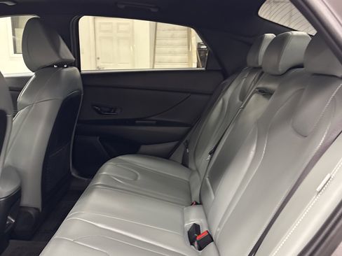 Used 2025 Hyundai Elantra Limited image 12