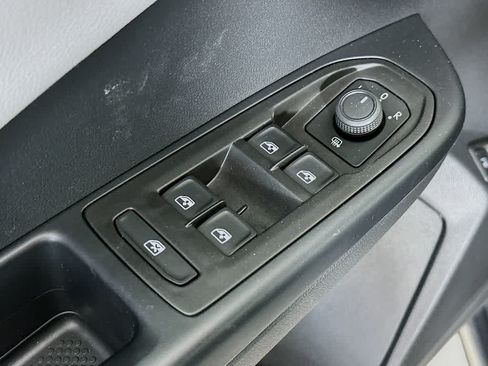 Used 2024 Volkswagen Taos SE w/ Panoramic Sunroof Package AWD/4WD image 28
