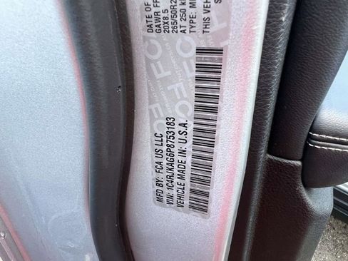 Used 2023 Jeep Grand Cherokee L Laredo image 18