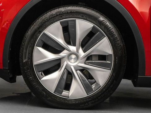 Used 2022 Tesla Model Y Long Range image 17