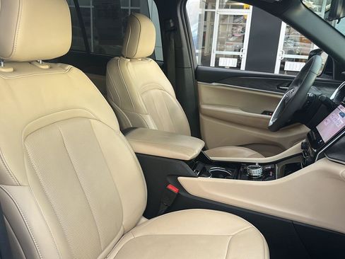 Used 2023 Jeep Grand Cherokee Limited w/ Luxury Tech Group II AWD/4WD image 13