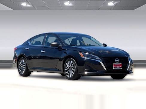 Used 2025 Nissan Altima 2.5 SV FWD image 7