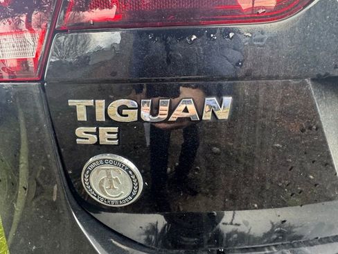 Used 2018 Volkswagen Tiguan SE w/ Panoramic Sunroof Package image 9