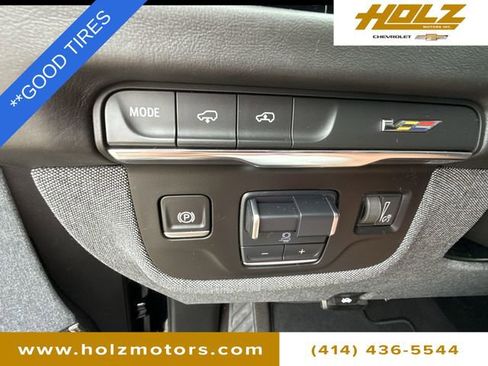 Used 2025 Cadillac Escalade ESV V image 17