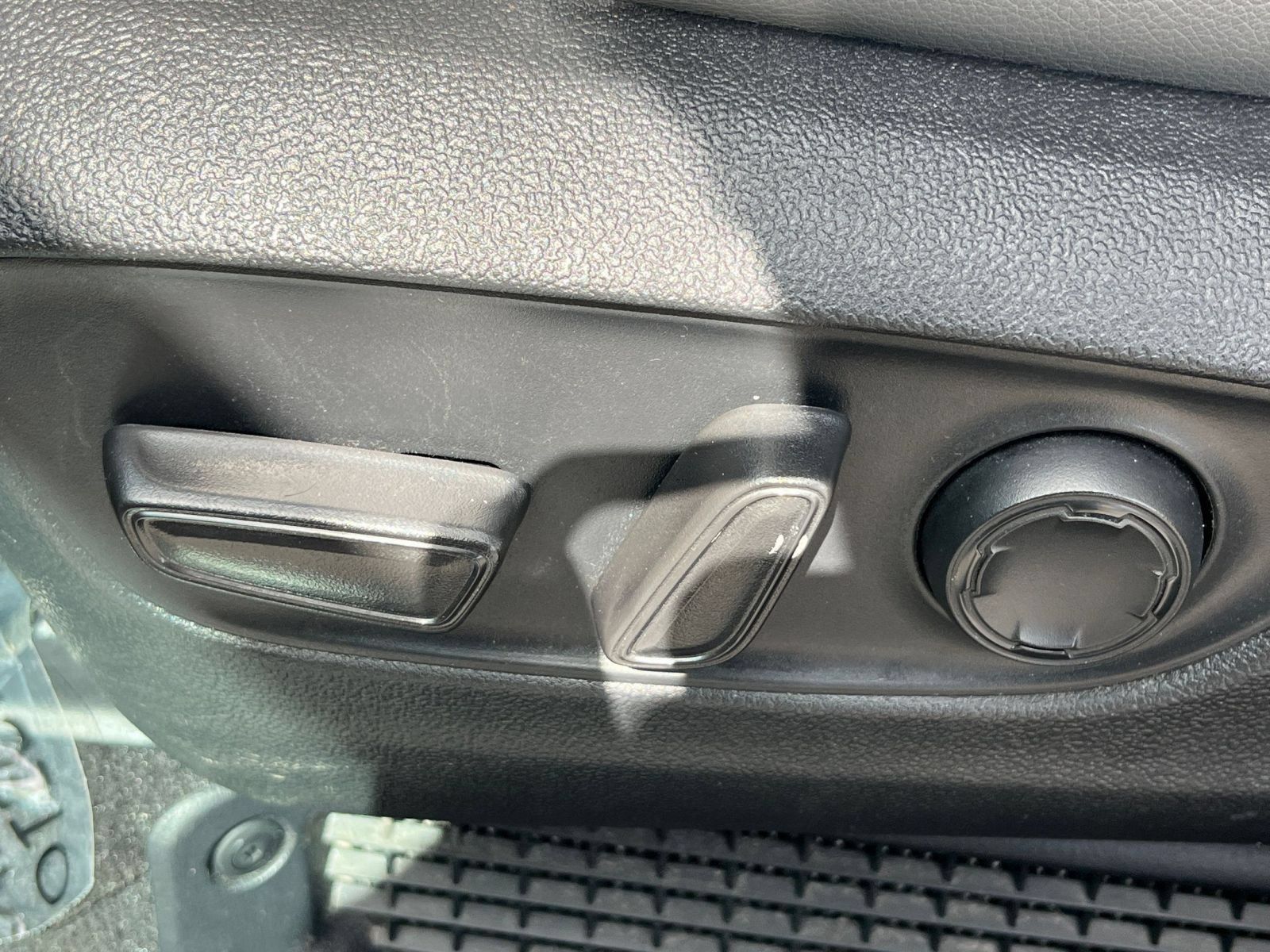Used 2025 Toyota Sienna XLE FWD image 21