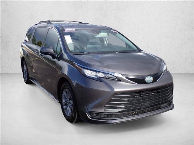 Used 2022 Toyota Sienna LE FWD image 6