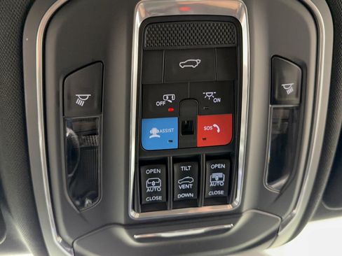 Used 2022 Jeep Grand Cherokee Trailhawk AWD/4WD image 31