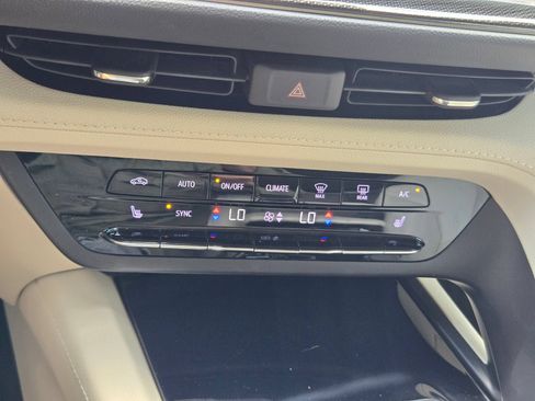 Certified 2022 Buick Envision Essence w/ Technology Package I FWD image 17