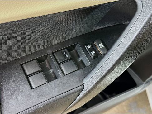 Used 2018 Toyota Corolla LE FWD image 18