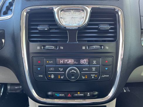 Used 2016 Chrysler Town & Country Touring-L image 31