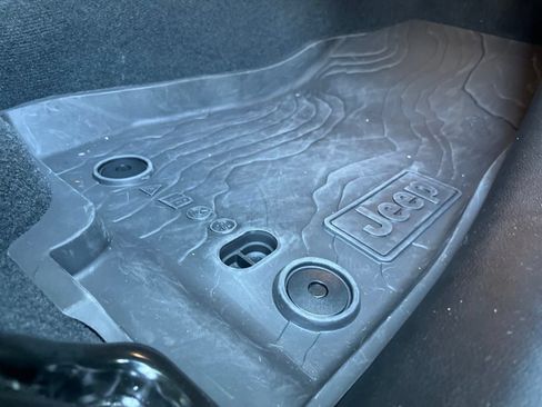 Used 2025 Jeep Wrangler Unlimited Rubicon AWD/4WD image 38