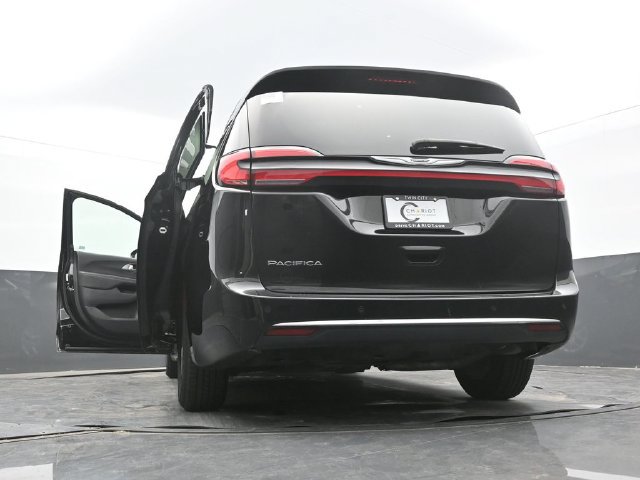 Used 2025 Chrysler Pacifica Select FWD image 68