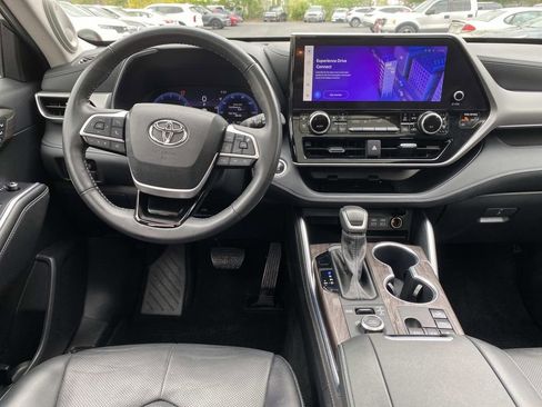 Used 2024 Toyota Highlander Platinum AWD/4WD image 14