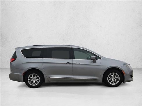 Used 2020 Chrysler Pacifica Touring-L FWD image 4