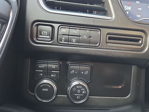 Used 2024 GMC Yukon SLT w/ SLT Luxury Package image 21