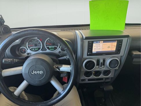 Used 2009 Jeep Wrangler Unlimited Sahara w/ Mopar Leather Group AWD/4WD image 18