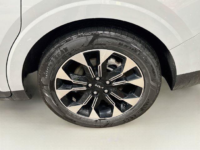 Certified 2023 Kia Carnival EX FWD image 10