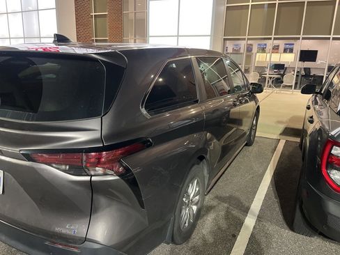 Used 2021 Toyota Sienna LE image 4