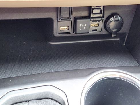 Used 2021 Toyota Highlander XLE FWD image 18