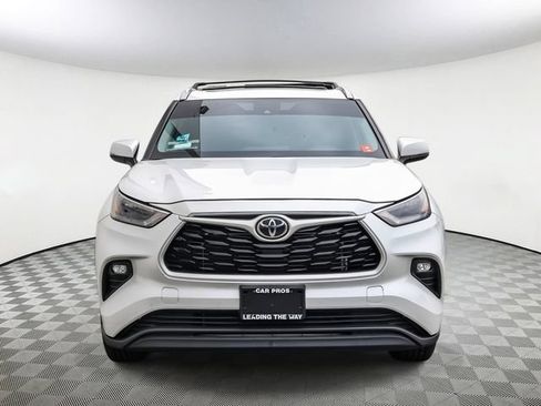 Used 2024 Toyota Highlander XLE FWD image 3