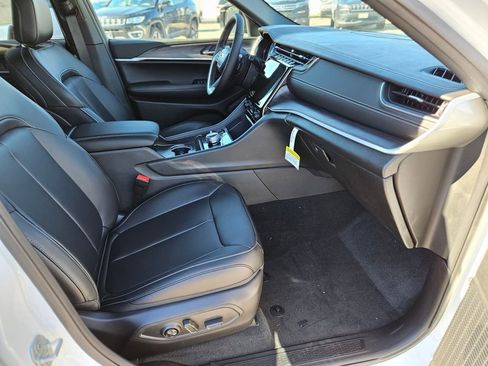 New 2025 Jeep Grand Cherokee Limited image 11