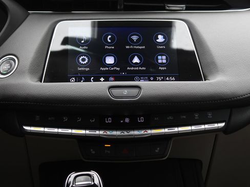 Used 2023 Cadillac XT4 Luxury w/ Cold Weather Package FWD image 18
