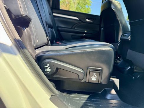 Used 2016 Toyota Highlander XLE w/ Protection Package #3 AWD/4WD image 28