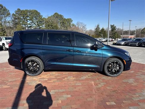 Used 2023 Chrysler Pacifica Limited w/ S Appearance Package image 37