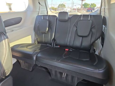 Used 2023 Chrysler Pacifica Touring-L FWD image 22