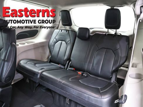 Used 2023 Chrysler Pacifica Touring-L FWD image 27