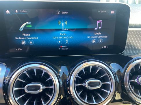 Used 2021 Mercedes-Benz GLB 250 4MATIC w/ Premium Package image 15