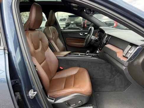 Used 2023 Volvo XC60 B5 Plus AWD/4WD image 20