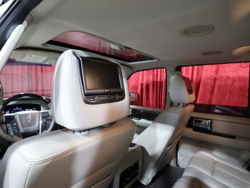 Used 2017 Lincoln Navigator Select image 16