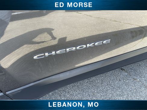Used 2017 Jeep Cherokee Latitude w/ Cold Weather Group AWD/4WD image 28