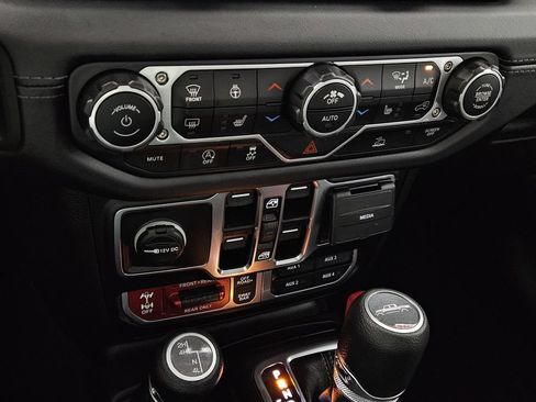 Used 2025 Jeep Gladiator Rubicon w/ Convenience Group AWD/4WD image 16