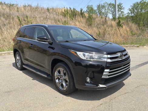 Used 2019 Toyota Highlander Limited Platinum image 3
