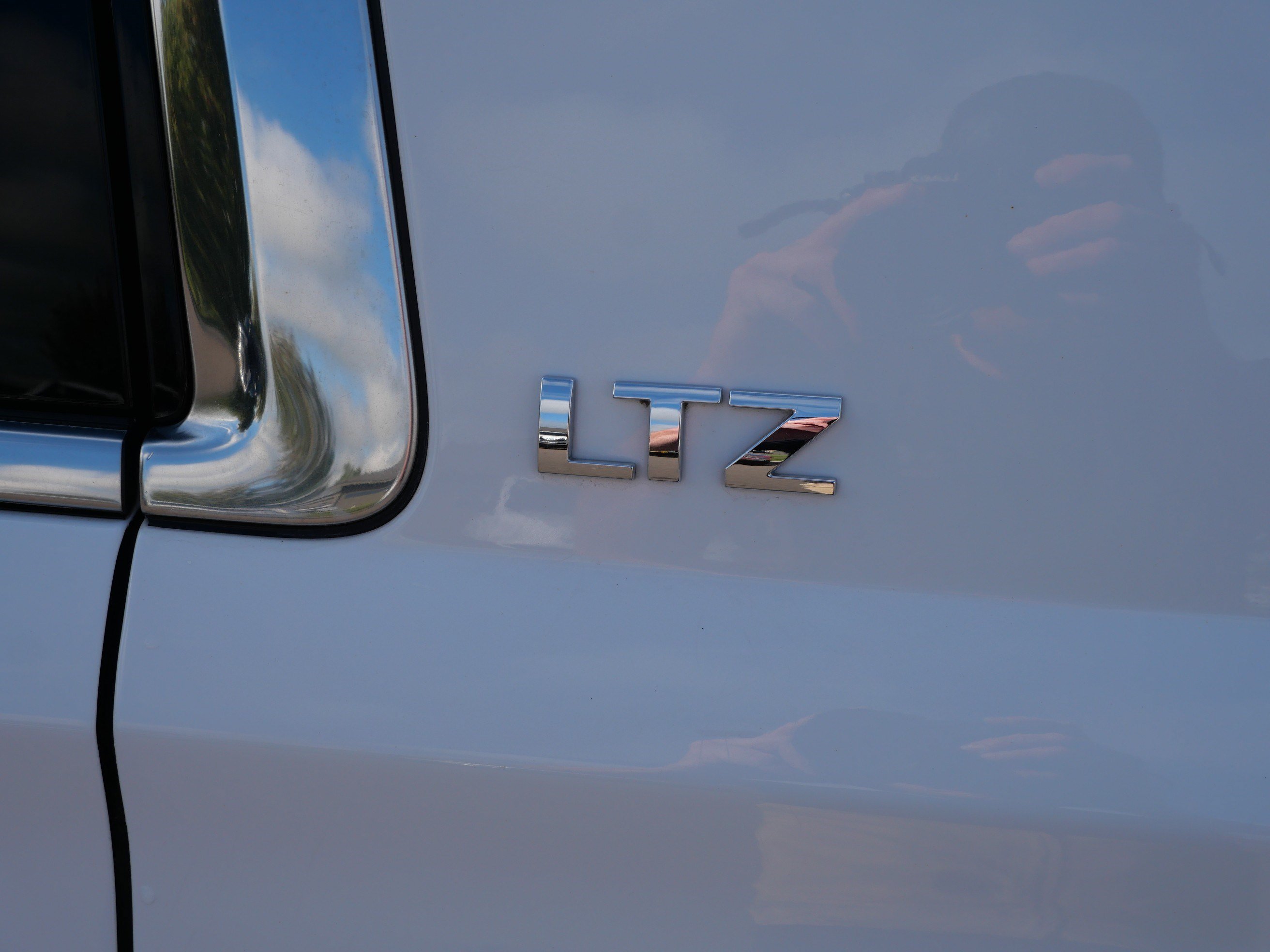 Used 2015 Chevrolet Suburban LTZ AWD/4WD image 17