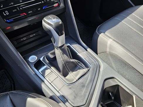 Used 2023 Volkswagen Tiguan SE w/ Panoramic Sunroof Package FWD image 17