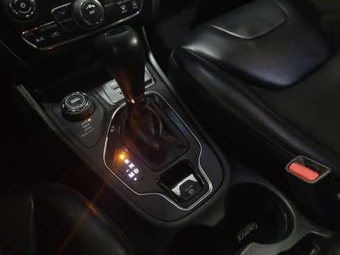 Used 2020 Jeep Cherokee Latitude Plus image 26