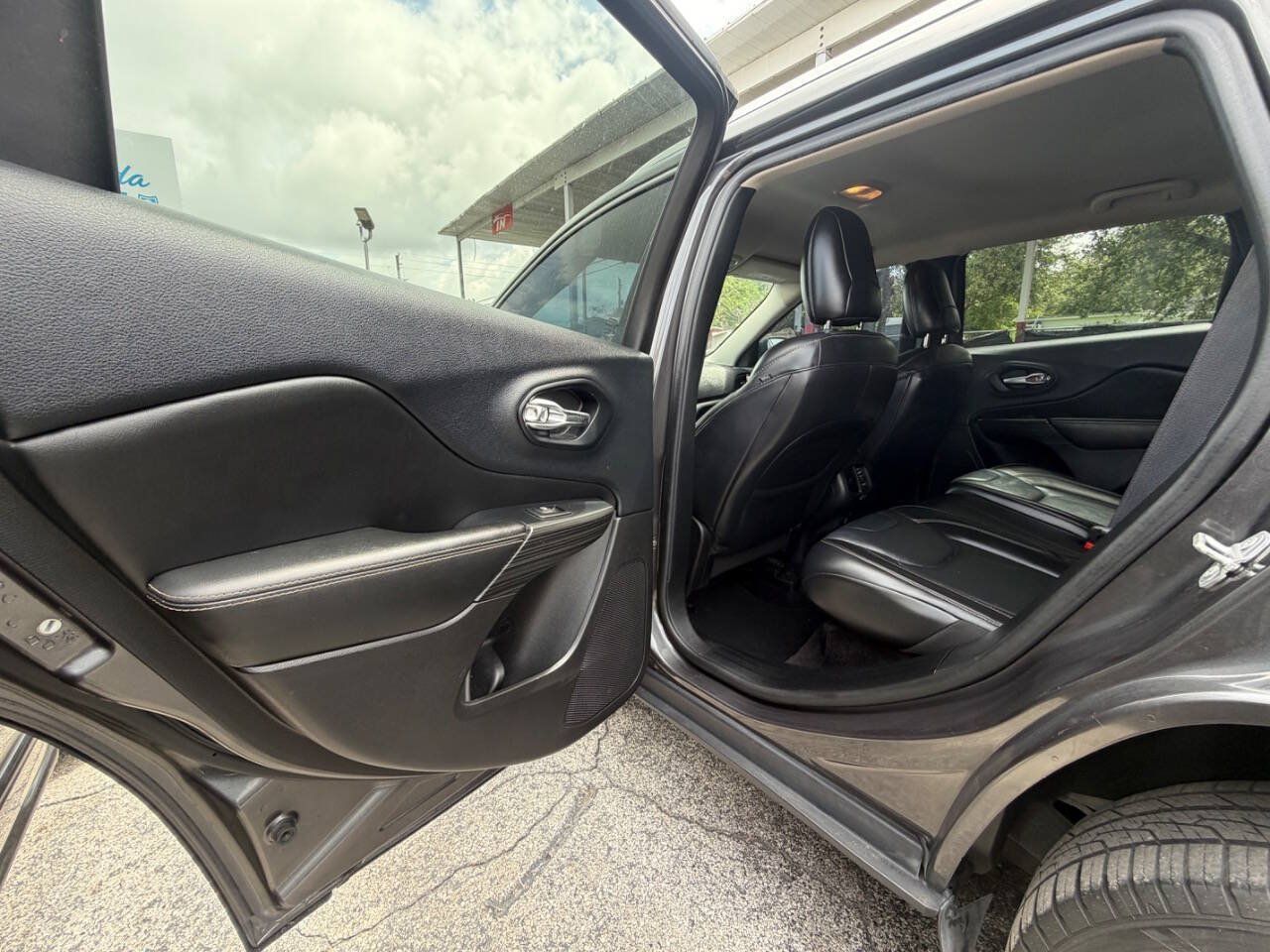 Used 2016 Jeep Cherokee Limited FWD image 16