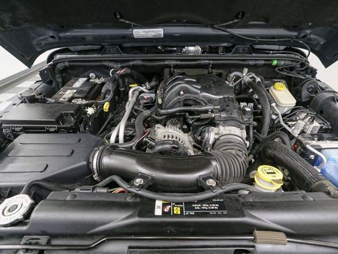 Used 2017 Jeep Wrangler Unlimited Sahara AWD/4WD image 15